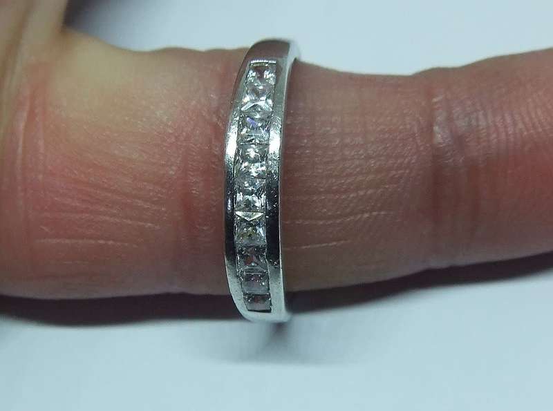 R1 START !! A CLASSY SOLID STERLING SILVER RING SET WITH SQUARE CUT FACETED STONES !! FREE COMBINING