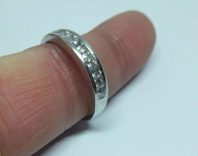 R1 START !! A CLASSY SOLID STERLING SILVER RING SET WITH SQUARE CUT FACETED STONES !! FREE COMBINING