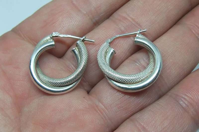R1 START !! A CLASSY PAIR OF HINGED STERLING SILVER EARRINGS IN GREAT CONDITION !! FREE COMBINING !!