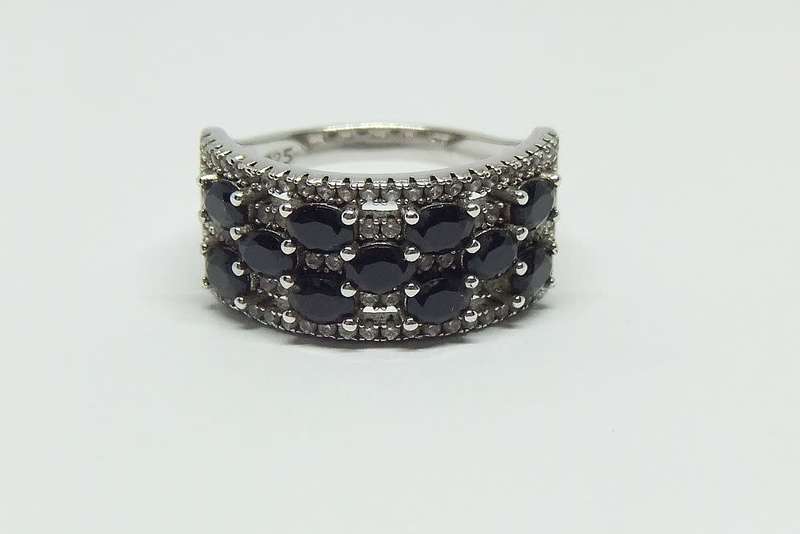 AN ABSOLUTELY BEAUTIFUL SOLID STERLING SILVER RING SET WITH FACETED DARK STONES & CLEAR STONES !!