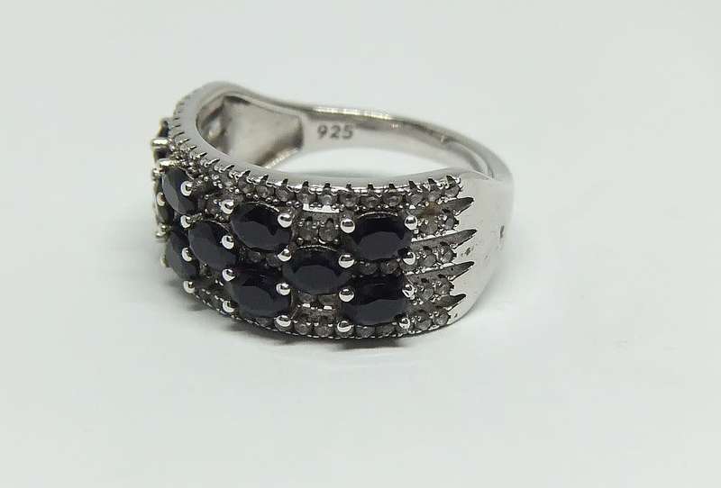 AN ABSOLUTELY BEAUTIFUL SOLID STERLING SILVER RING SET WITH FACETED DARK STONES & CLEAR STONES !!