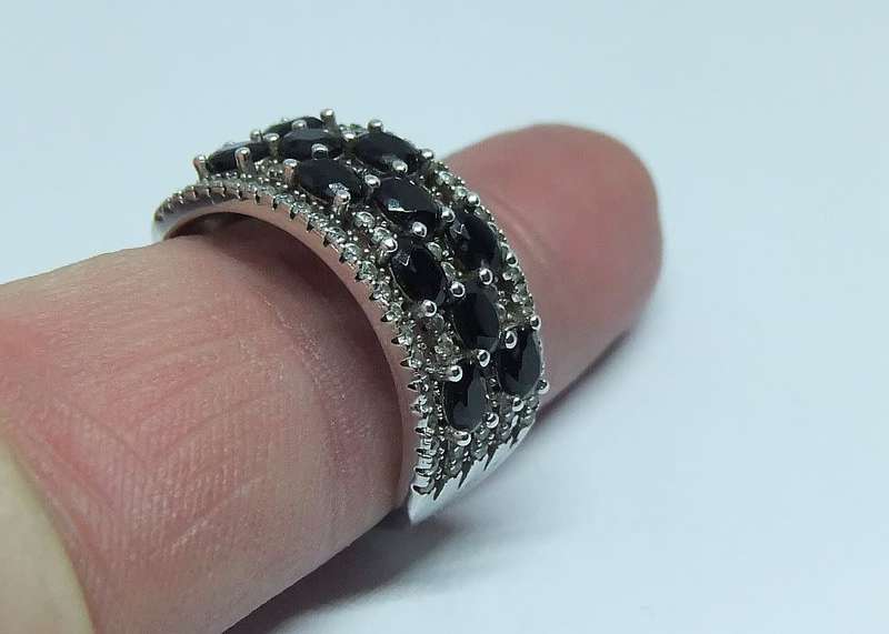 AN ABSOLUTELY BEAUTIFUL SOLID STERLING SILVER RING SET WITH FACETED DARK STONES & CLEAR STONES !!