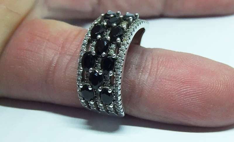 AN ABSOLUTELY BEAUTIFUL SOLID STERLING SILVER RING SET WITH FACETED DARK STONES & CLEAR STONES !!