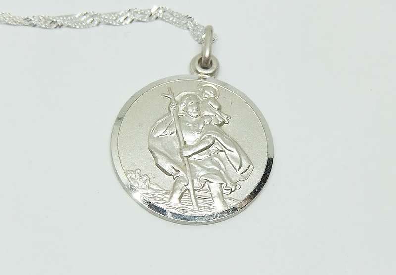 AS NEW !! A DETAILED SOLID STERLING SILVER ST CHRISTOPHER PENDANT PLUS A STERLING SILVER NECKLACE !!
