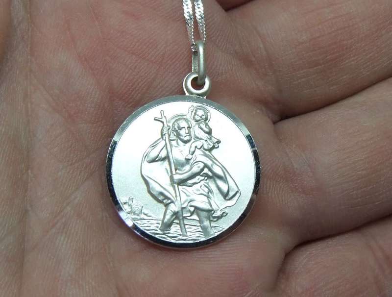 AS NEW !! A DETAILED SOLID STERLING SILVER ST CHRISTOPHER PENDANT PLUS A STERLING SILVER NECKLACE !!