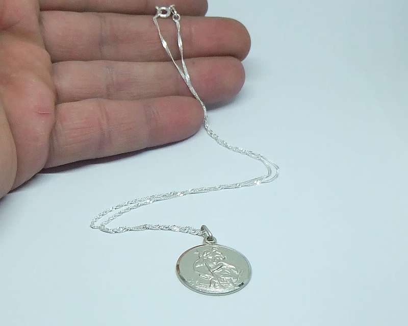 AS NEW !! A DETAILED SOLID STERLING SILVER ST CHRISTOPHER PENDANT PLUS A STERLING SILVER NECKLACE !!