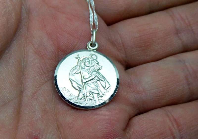AS NEW !! A DETAILED SOLID STERLING SILVER ST CHRISTOPHER PENDANT PLUS A STERLING SILVER NECKLACE !!