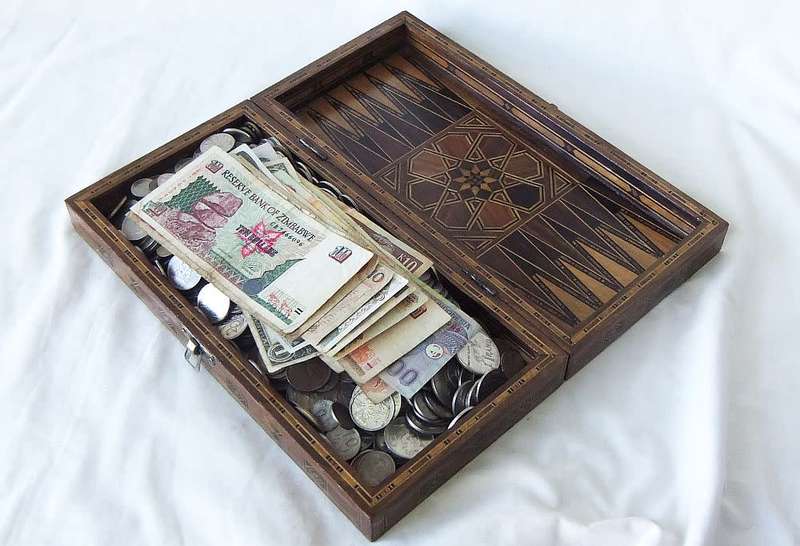AN AWESOME VINTAGE HAND MADE INLAID WOODEN GAMES BOX FILLED WITH OVER 600 COINS PLUS NOTES !! WOW !!