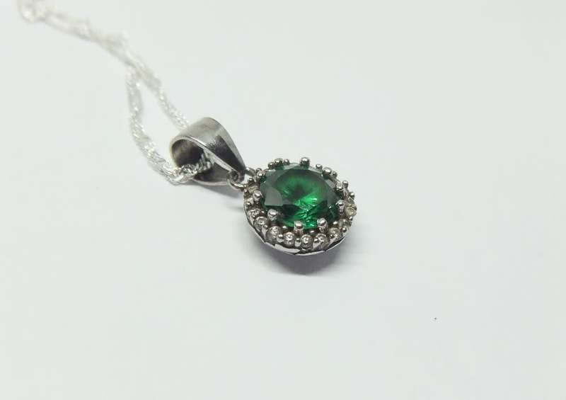 R1 START !! A 40 CM STERLING SILVER NECKLACE & STERLING SILVER FACETED GREEN STONE PENDANT !! WOW !!