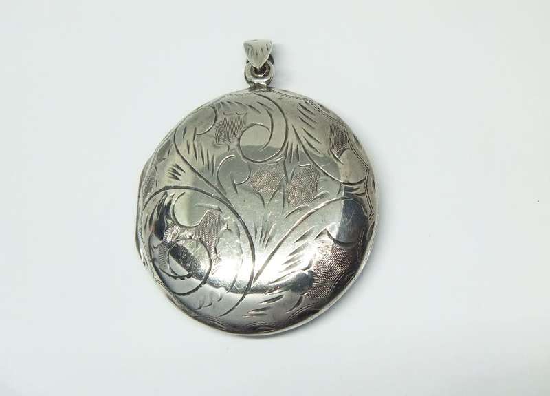 AWESOME FIND !! A MASSIVE STERLING SILVER LOCKET WITH ENGRAVED DETAIL !! UNUSUAL SIZE !! GOOD WEIGHT