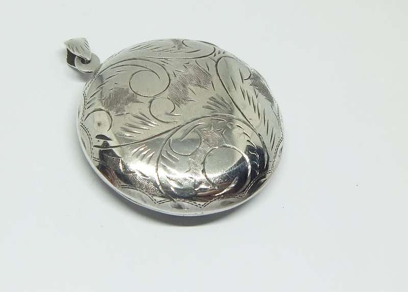 AWESOME FIND !! A MASSIVE STERLING SILVER LOCKET WITH ENGRAVED DETAIL !! UNUSUAL SIZE !! GOOD WEIGHT