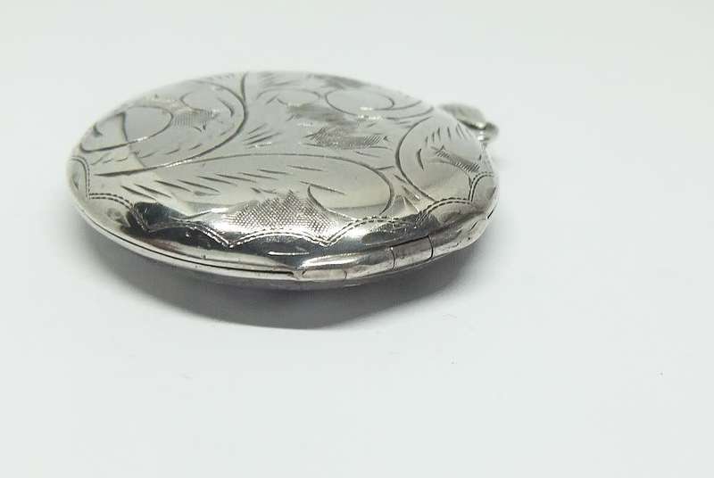 AWESOME FIND !! A MASSIVE STERLING SILVER LOCKET WITH ENGRAVED DETAIL !! UNUSUAL SIZE !! GOOD WEIGHT
