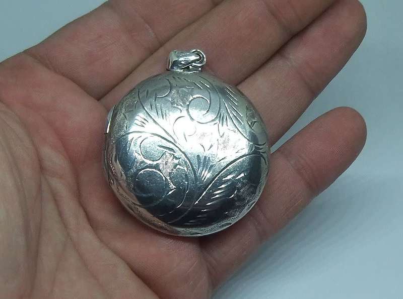 AWESOME FIND !! A MASSIVE STERLING SILVER LOCKET WITH ENGRAVED DETAIL !! UNUSUAL SIZE !! GOOD WEIGHT