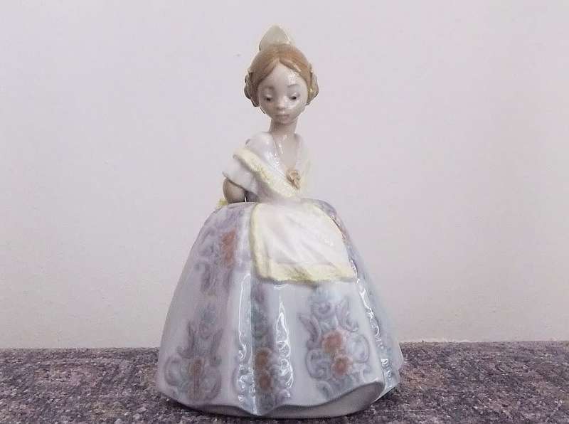 WOW !! A RARE RETIRED LLADRO FIGURE CIRCA 1985 - GIRL WITH FLOWER - IN PERFECT CONDITION !!