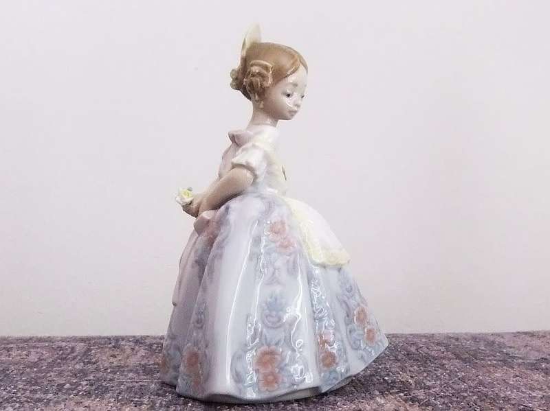 WOW !! A RARE RETIRED LLADRO FIGURE CIRCA 1985 - GIRL WITH FLOWER - IN PERFECT CONDITION !!