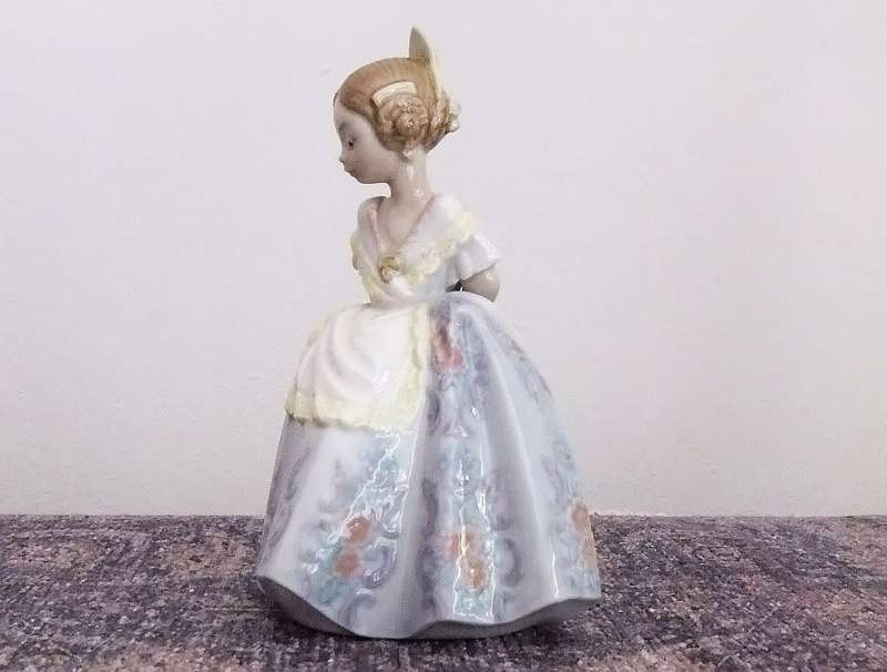 WOW !! A RARE RETIRED LLADRO FIGURE CIRCA 1985 - GIRL WITH FLOWER - IN PERFECT CONDITION !!