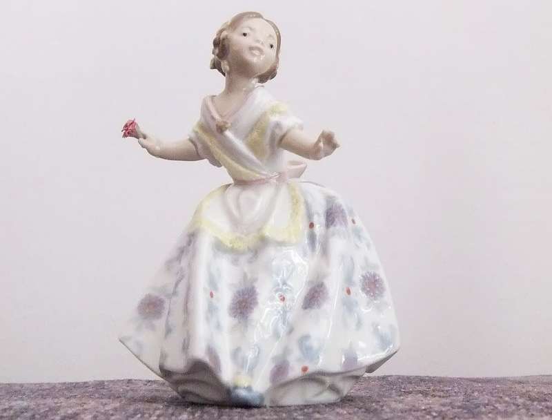 A RARE VINTAGE RETIRED LLADRO GIRL WITH FLOWER FIGURE DATED 1985 IN MINT CONDITION !! STUNNING !!