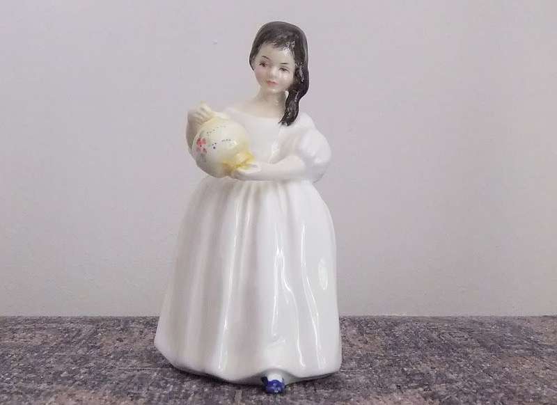 PERFECT CONDITION !! A VINTAGE ROYAL DOULTON PORCELAIN FIGURE NAMED MANDY BY PEGGY DAVIES 1982