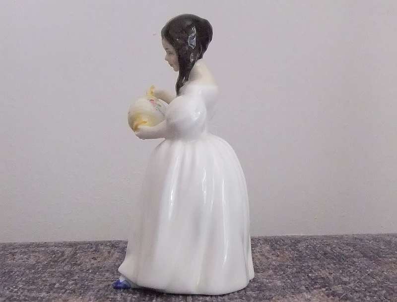 PERFECT CONDITION !! A VINTAGE ROYAL DOULTON PORCELAIN FIGURE NAMED MANDY BY PEGGY DAVIES 1982