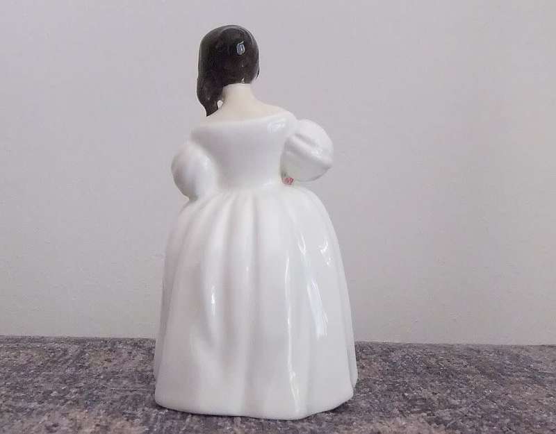 PERFECT CONDITION !! A VINTAGE ROYAL DOULTON PORCELAIN FIGURE NAMED MANDY BY PEGGY DAVIES 1982
