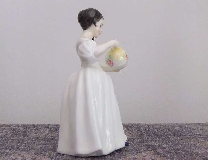 PERFECT CONDITION !! A VINTAGE ROYAL DOULTON PORCELAIN FIGURE NAMED MANDY BY PEGGY DAVIES 1982