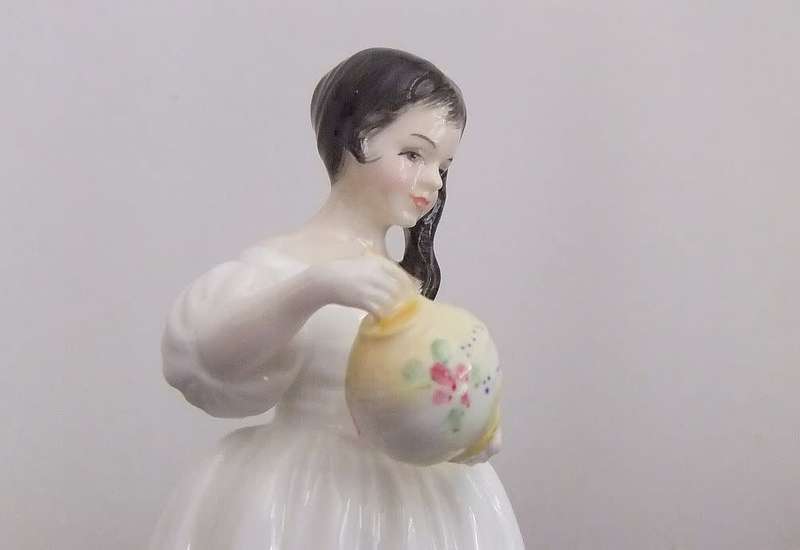 PERFECT CONDITION !! A VINTAGE ROYAL DOULTON PORCELAIN FIGURE NAMED MANDY BY PEGGY DAVIES 1982