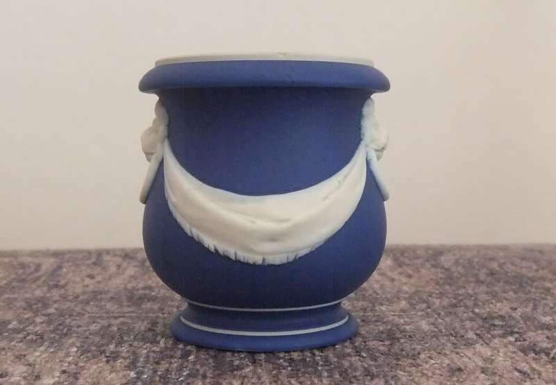 EARLY 1900`S - A STUNNING DARK BLUE WEDGWOOD JASPERWARE URN STYLE POSY VASE !! RARE FIND !!