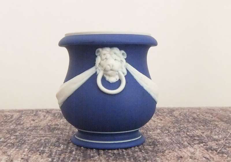 EARLY 1900`S - A STUNNING DARK BLUE WEDGWOOD JASPERWARE URN STYLE POSY VASE !! RARE FIND !!