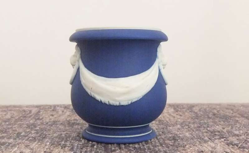 EARLY 1900`S - A STUNNING DARK BLUE WEDGWOOD JASPERWARE URN STYLE POSY VASE !! RARE FIND !!
