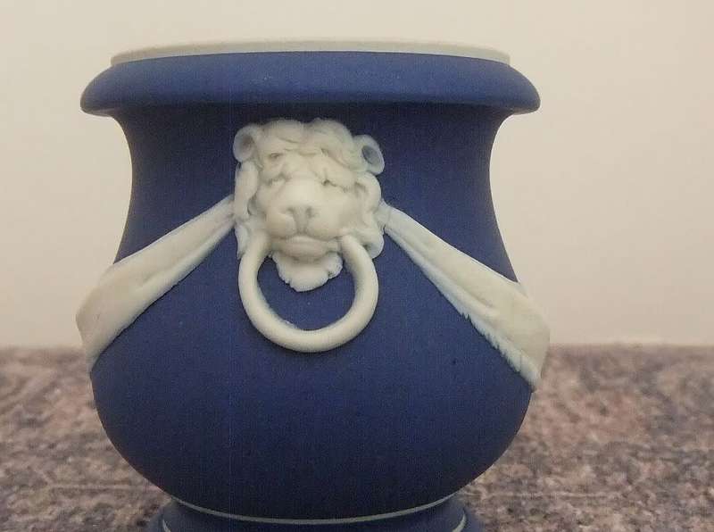 EARLY 1900`S - A STUNNING DARK BLUE WEDGWOOD JASPERWARE URN STYLE POSY VASE !! RARE FIND !!