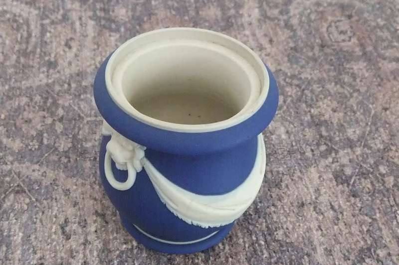 EARLY 1900`S - A STUNNING DARK BLUE WEDGWOOD JASPERWARE URN STYLE POSY VASE !! RARE FIND !!