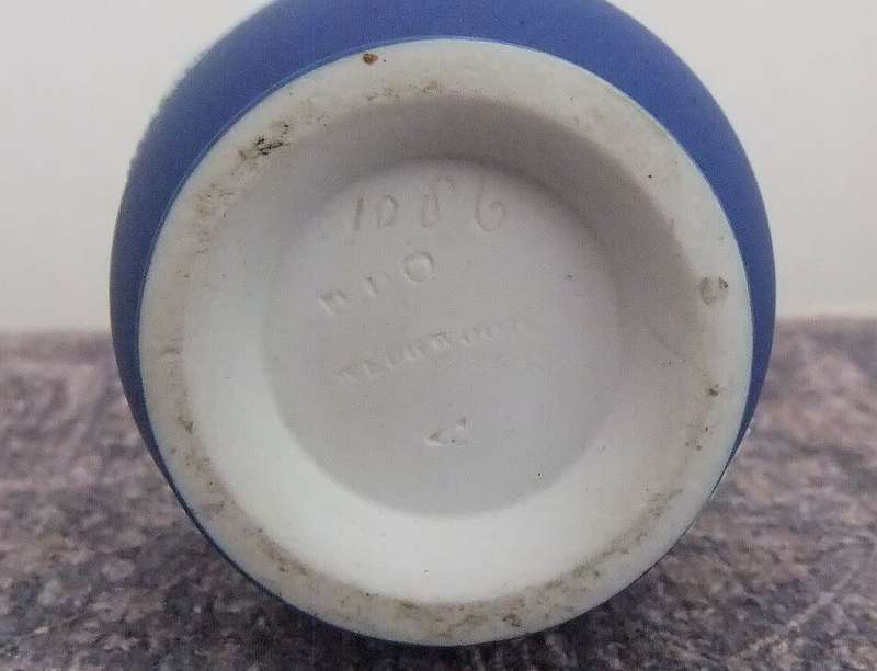 EARLY 1900`S - A STUNNING DARK BLUE WEDGWOOD JASPERWARE URN STYLE POSY VASE !! RARE FIND !!