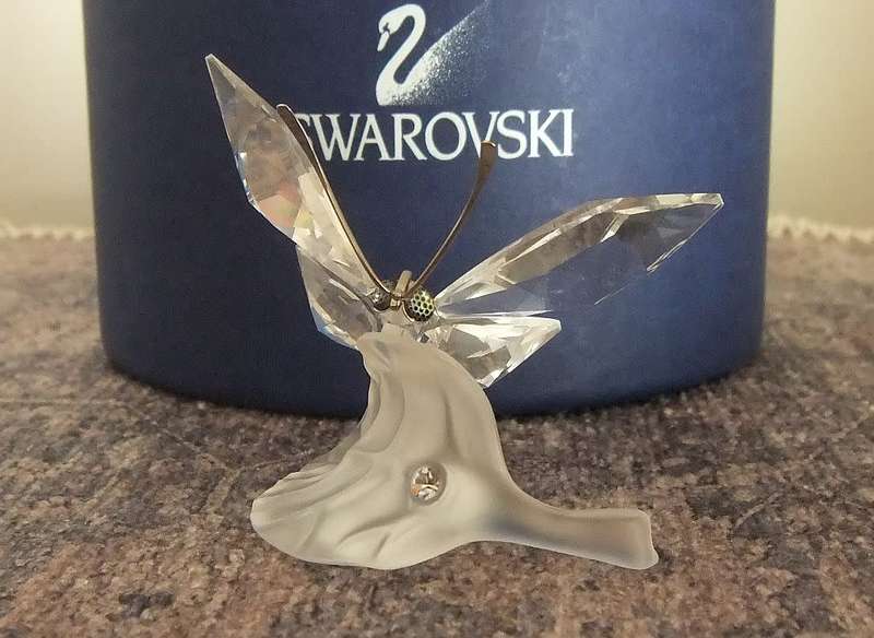 WOW !! AN ABSOLUTELY BEAUTIFUL SWAROVSKI CRYSTAL BUTTERFLY ON LEAF SCULPTURE WITH ORIGINAL BOX !!