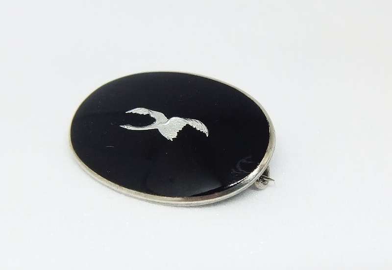 A VINTAGE STERLING SILVER NORWEGIAN DESIGNER STAMPED BROOCH WITH BIRD MOTIF BY DAVID ANDERSEN