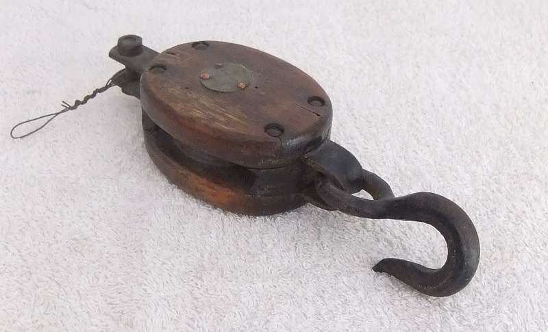 UNUSUAL FIND !! AN OLD LOOKING HOOK PULLY TYPE ITEM THAT LOOKS FISHING RELATED !! VERY VERY COOL !!