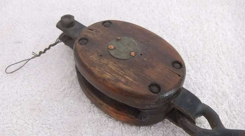UNUSUAL FIND !! AN OLD LOOKING HOOK PULLY TYPE ITEM THAT LOOKS FISHING RELATED !! VERY VERY COOL !!