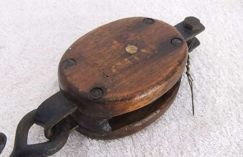 UNUSUAL FIND !! AN OLD LOOKING HOOK PULLY TYPE ITEM THAT LOOKS FISHING RELATED !! VERY VERY COOL !!