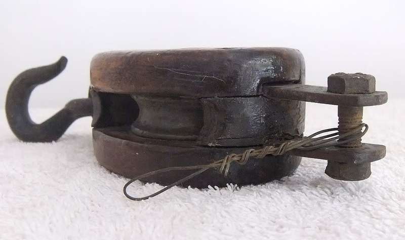 UNUSUAL FIND !! AN OLD LOOKING HOOK PULLY TYPE ITEM THAT LOOKS FISHING RELATED !! VERY VERY COOL !!
