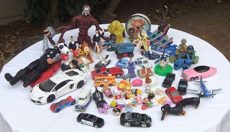 TAKE A LOOK !! A JOBLOT OF VINTAGE AND NEWER PRE LOVED TOYS PLUS OTHER COLLECTABLES !!