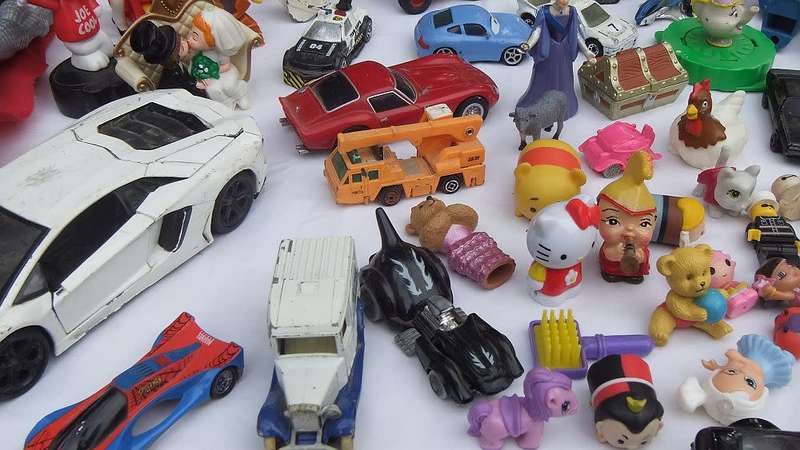 TAKE A LOOK !! A JOBLOT OF VINTAGE AND NEWER PRE LOVED TOYS PLUS OTHER COLLECTABLES !!
