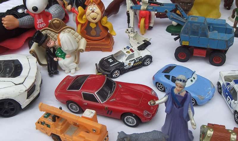 TAKE A LOOK !! A JOBLOT OF VINTAGE AND NEWER PRE LOVED TOYS PLUS OTHER COLLECTABLES !!