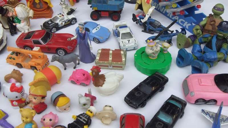 TAKE A LOOK !! A JOBLOT OF VINTAGE AND NEWER PRE LOVED TOYS PLUS OTHER COLLECTABLES !!