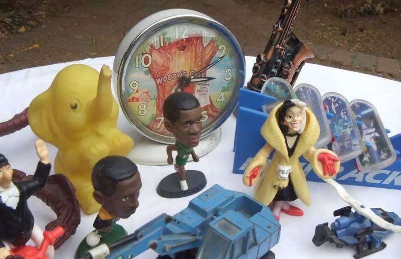 TAKE A LOOK !! A JOBLOT OF VINTAGE AND NEWER PRE LOVED TOYS PLUS OTHER COLLECTABLES !!