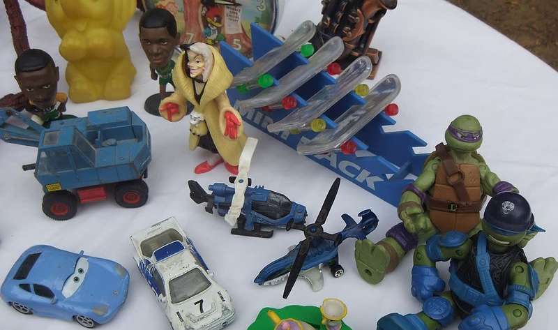 TAKE A LOOK !! A JOBLOT OF VINTAGE AND NEWER PRE LOVED TOYS PLUS OTHER COLLECTABLES !!