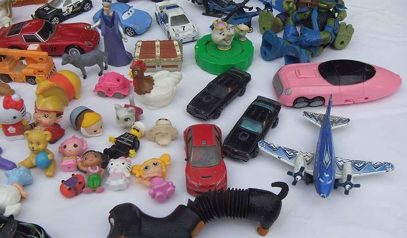 TAKE A LOOK !! A JOBLOT OF VINTAGE AND NEWER PRE LOVED TOYS PLUS OTHER COLLECTABLES !!
