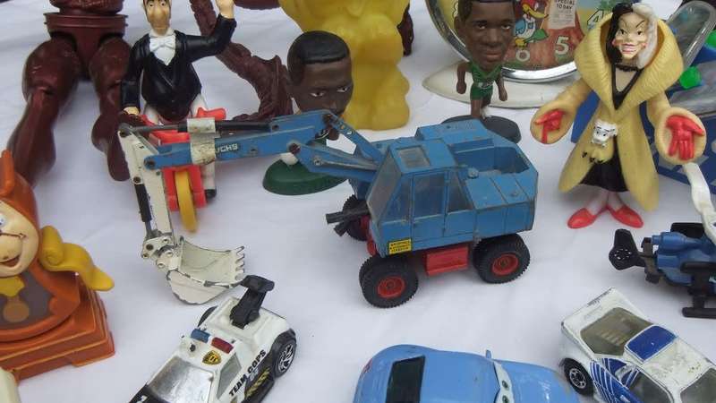 TAKE A LOOK !! A JOBLOT OF VINTAGE AND NEWER PRE LOVED TOYS PLUS OTHER COLLECTABLES !!