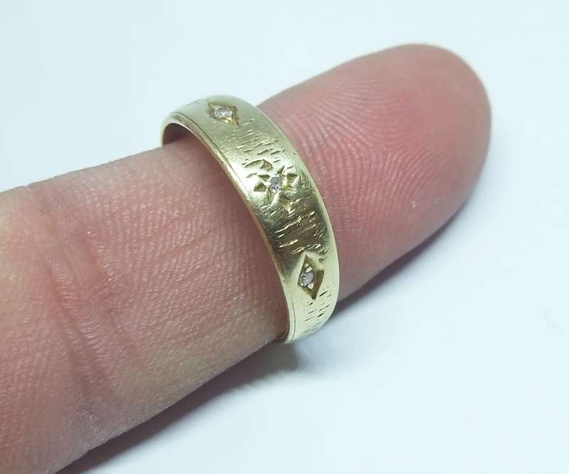 WOW !! A CLASSIC & BEAUTIFUL VINTAGE SOLID 18CT GOLD RING SET WITH THREE FACETED DIAMONDS !!