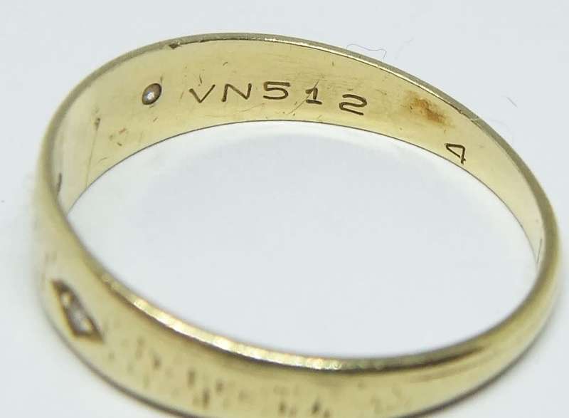 WOW !! A CLASSIC & BEAUTIFUL VINTAGE SOLID 18CT GOLD RING SET WITH THREE FACETED DIAMONDS !!
