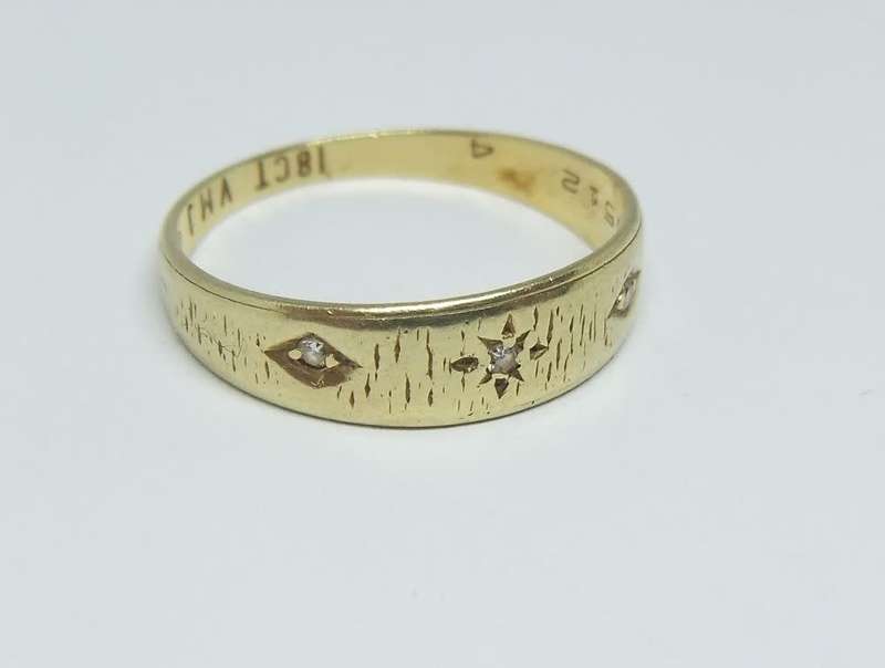 WOW !! A CLASSIC & BEAUTIFUL VINTAGE SOLID 18CT GOLD RING SET WITH THREE FACETED DIAMONDS !!