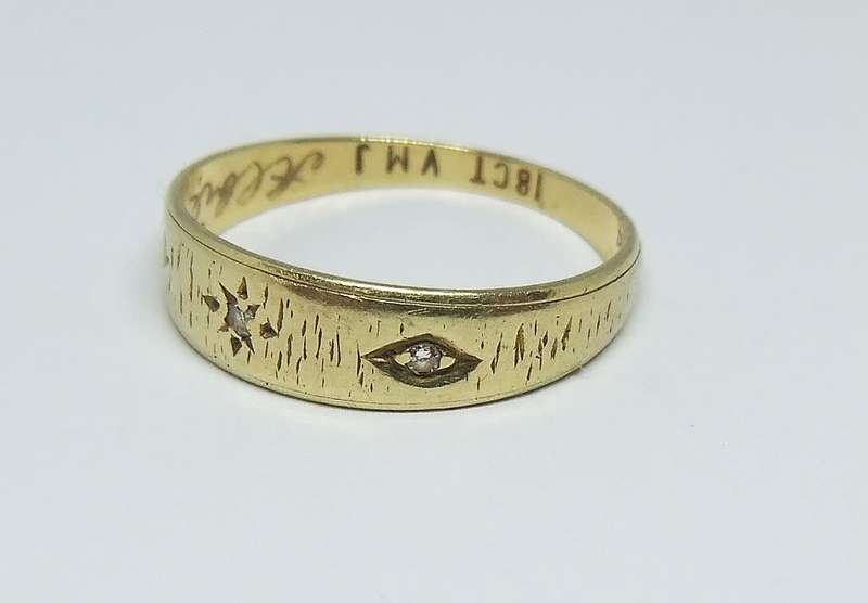 WOW !! A CLASSIC & BEAUTIFUL VINTAGE SOLID 18CT GOLD RING SET WITH THREE FACETED DIAMONDS !!